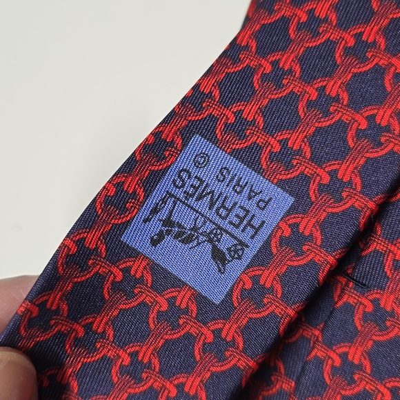 {Hermes} Red and Navy Chain Patterned Tie - Picture 4 of 12
